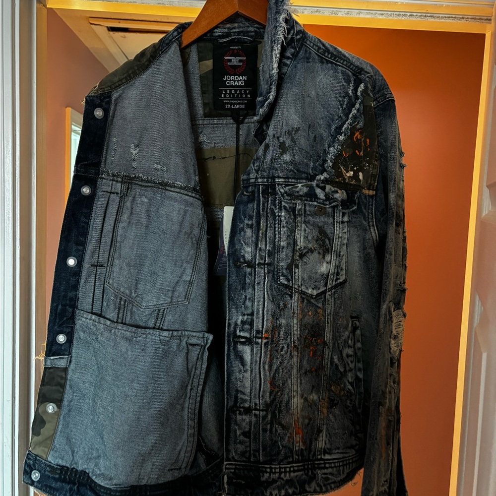 Jean jacket 2x. Brand new with tags never worn. Hmu for more pics!